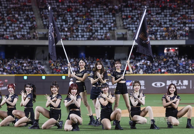 The Dragon Beauties of Ngayaw‧Ake's team cheer for the athlete during his final game on Sunday. CNA photo Sept. 7, 2025