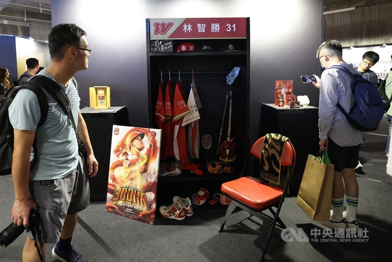 Fans of Ngayaw‧Ake's take pictures of the athlete's memorabilia at an expo outside of the Taipei Dome on Saturday. CNA photo Sept. 6, 2025