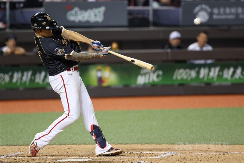 Ngayaw‧Ake' bats a solo homer in the bottom of the sixth inside the Taipei Dome on Sunday. CNA photo Sept. 7, 2025