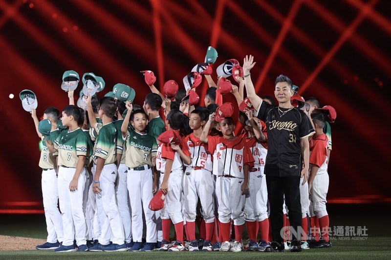 Taiwanese singer and actor Richie Jen is joined on stage on Sunday by members of Taipei's Dong Yuan Elementary School who won Taiwan's first Little League World Series title in 29 years. CNA photo Sept. 7, 2025