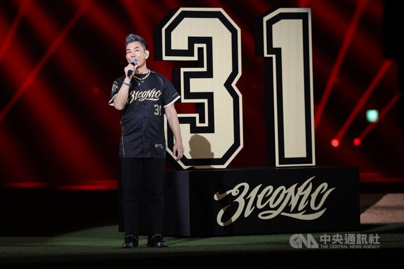 Taiwanese singer and actor Richie Jen performs his famous baseball songs on Sunday in the Taipei Dome for the last game in the career of Ngayaw‧Ake'. CNA photo Sept. 7, 2025