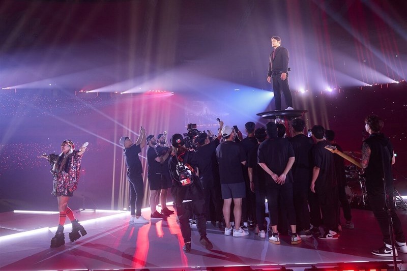 Ngayaw‧Ake' is honored by performers while Mandopop superstar A-Mei sings inside the Taipei Dome on Saturday. Photo courtesy of Mei Entertainment
