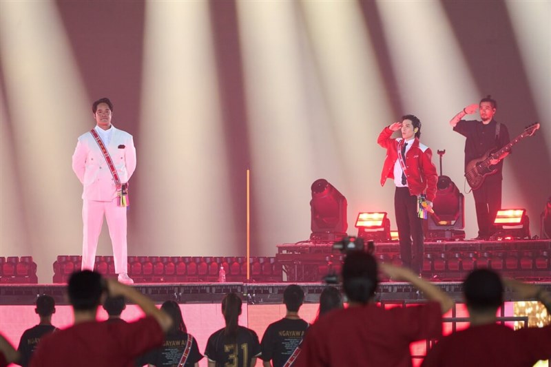 Taiwanese pop singer Jam Hsiao and his guitarist salute Ngayaw‧Ake' during a post-game performance inside the Taipei Dome on Friday to mark the start of a three-day retirement celebration for the baseball player. Photo courtesy of China Fun Entertainment