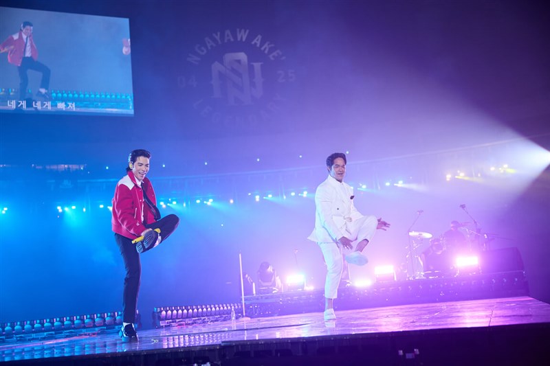 Taiwanese pop singer Jam Hsiao (left) and Ngayaw‧Ake' (right) dance together during a post-game performance inside the Taipei Dome on Friday. Photo courtesy of China Fun Entertainment