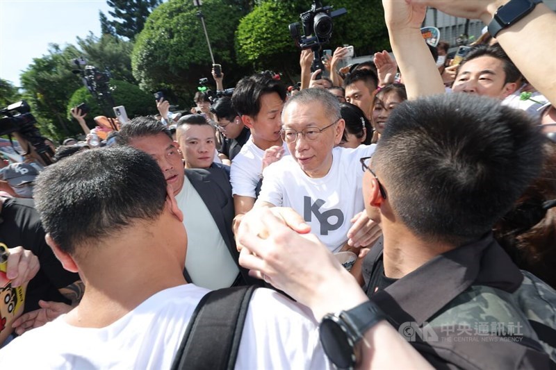 Former Taiwan People's Party Chairman Ko Wen-je thanks his supporters as he exits the Taipei District Court on Monday. CNA photo Sept. 8, 2025