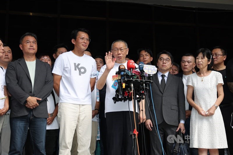 Accompanied by incumbent TPP Chairman Huang Kuo-chang (second left), the party's former Chairman Ko Wen-je (third left) addresses his supporters and local media outside of the Taipei District Court on Monday after making bail. CNA photo Sept. 8, 2025