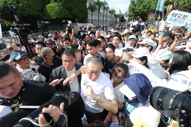 Former Taiwan People's Party Chairman Ko Wen-je (center) traverse through his supporters and local media after being released on NT$70 million bail on Monday. CNA photo Sept. 8, 2025