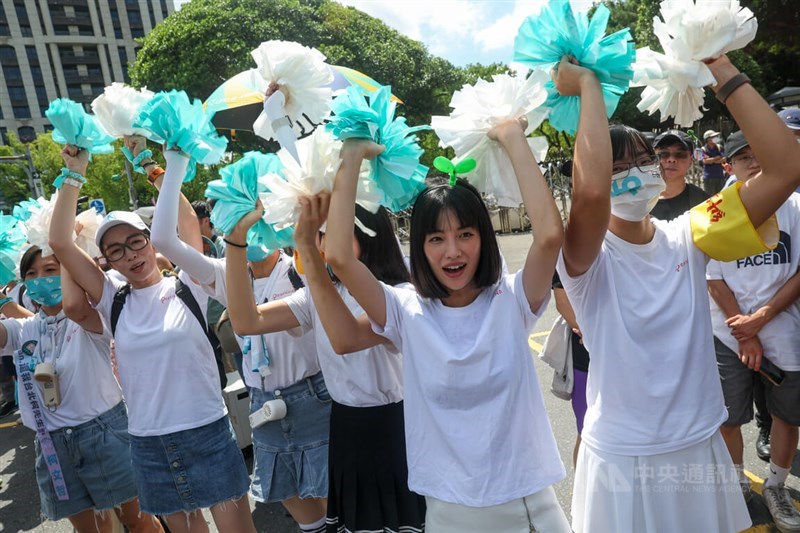 Supporters of former TPP Chairman Ko Wen-je gather outside of the Taipei District Court on Monday to celebrate the end of Ko's year-long incarceration. CNA photo Sept. 8, 2025