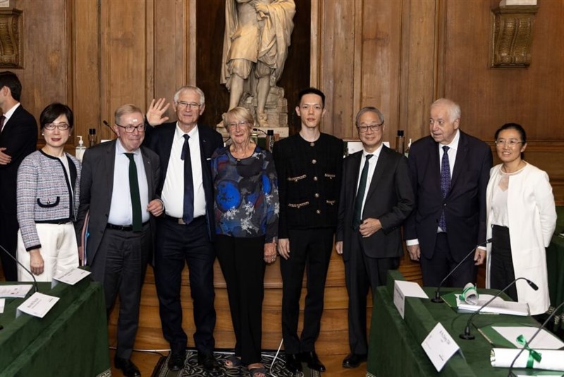 Jean-Marc Thérouanne (third left), co-founder and artistic director of the Vesoul International Film Festival of Asian Cinemas, and choreographer Tsai Po-cheng (fourth left) receive the 28th Taiwan-France Cultural Award. Photo courtesy of the Ministry of Culture Sept. 9, 2025