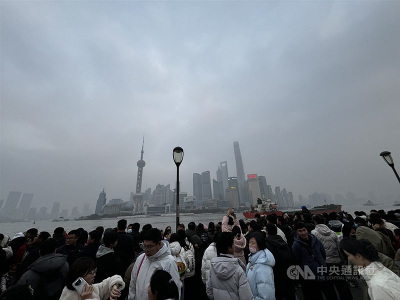 Tourists take pictures of the landmark Oriental Pearl TV Tower in Shanghai, China. CNA file photo