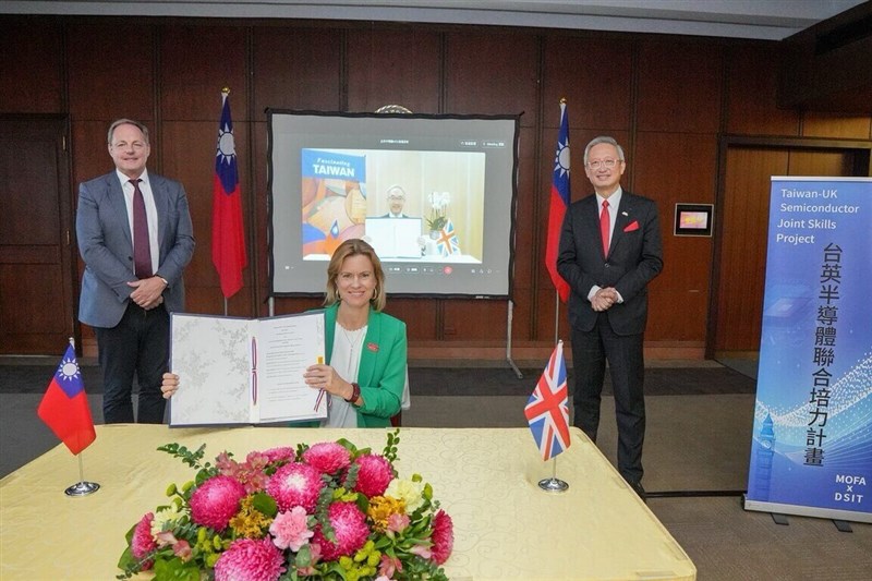 Ruth Bradley-Jones (front center), the U.K.’s representative to Taiwan, signs an MOU in Taipei on Friday, witnessed by Taiwan’s Deputy Foreign Minister François Wu (right) and U.K. National Technology Adviser Dave Smith (left). Photo courtesy of the Ministry of Foreign Affairs, Sept. 12, 2025.