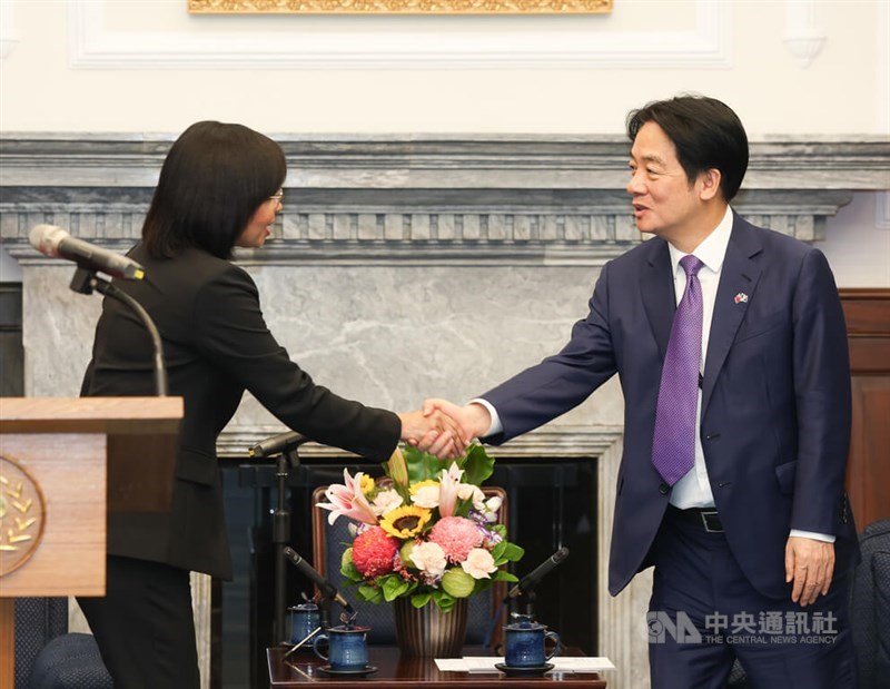 Belize's Katherine Meighan(left) hands over her credentials to Taiwan to President Lai Ching-te. CNA photo Sept. 12, 2025