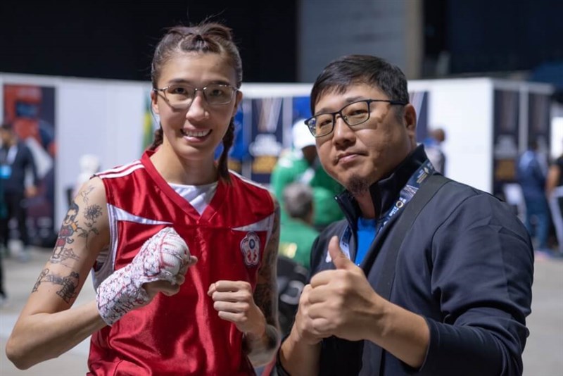 Taiwanese Olympic medalist Huang Hsiao-wen (left) will face Yoseline Perez of the United States in the World Boxing Championships final on Sunday. She is pictured with her coach, Liu Tsung-tai, after reaching the final on Saturday. Photo courtesy of Liu Tsung-tai