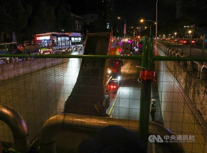 The removal of the Gongguan roundabout began at midnight Saturday in Taipei.CNA photo Sept. 13, 2025