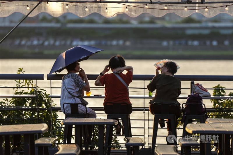 Women relax in an outdoor seating area near Taipei’s Dadaocheng Wharf (CNA file photo)
