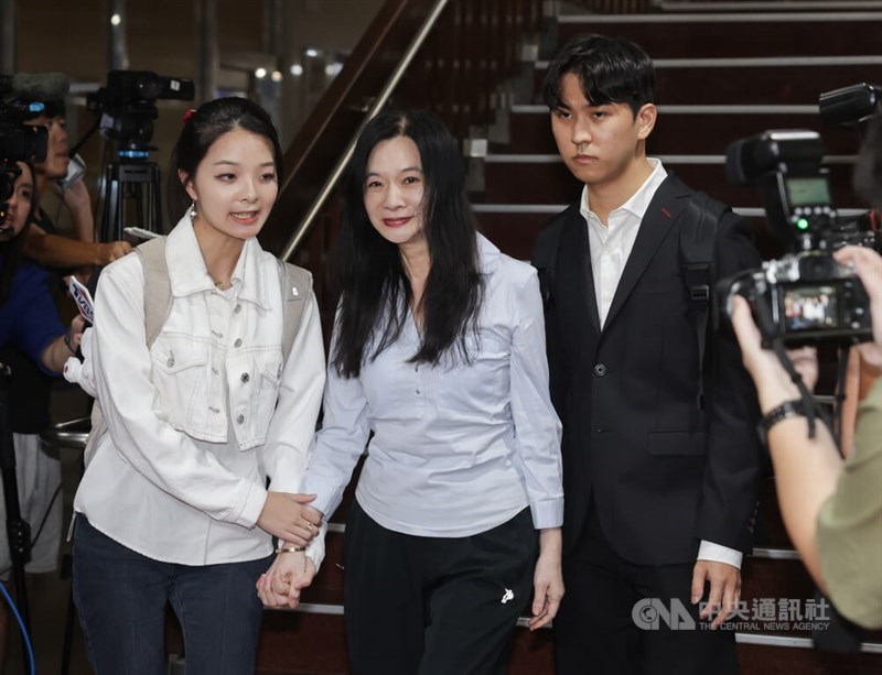 Taipei City Councilor Ying Hsiao-wei (center) prepares to leave the Taipei District Court on Monday evening. CNA photo Sept. 15, 2025