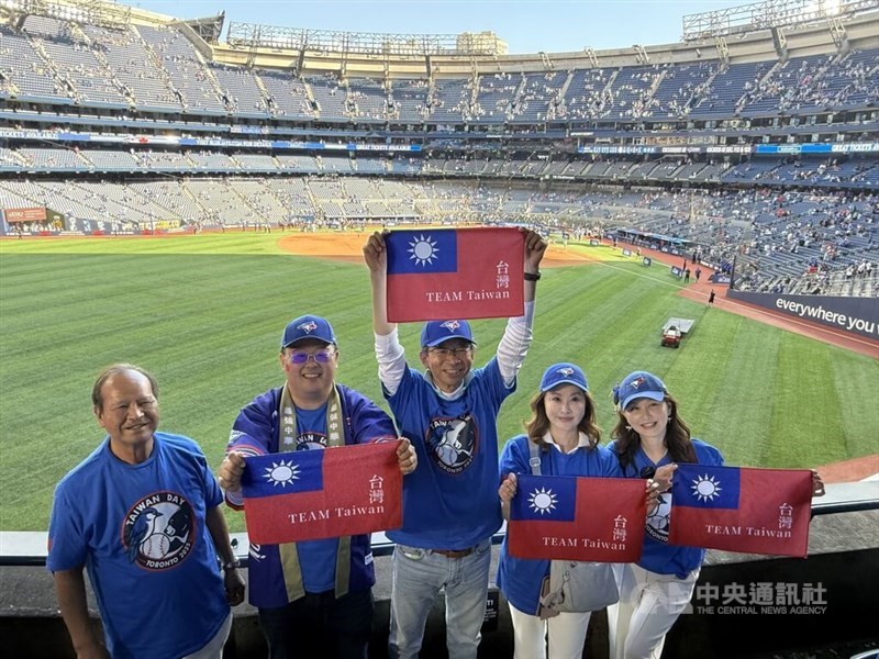 Taipei Economic and Cultural Office in Toronto Director-General Liang Yi-peng (center) and members of the Taiwan Merchant Association of Toronto celebrate the Toronto Blue Jays' first "Taiwan Day" at the Rogers Centre. CNA photo Sept. 15, 2025