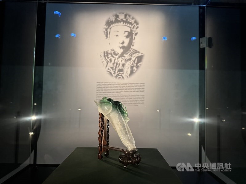 The National Palace Museum's iconic Jadeite Cabbage with Insects is on display inside the Czech Republic's National Museum on Thursday. CNA photo Sept. 13, 2025