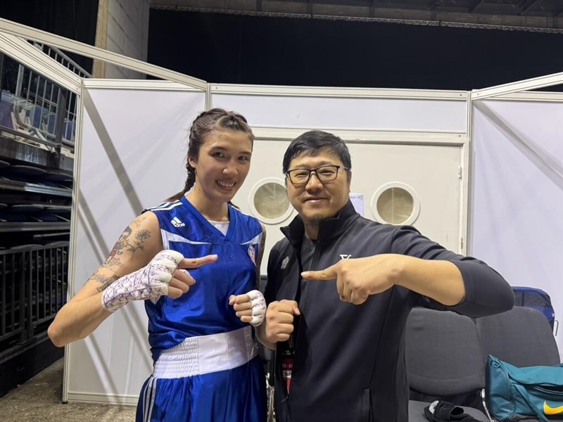 Amateur boxing champion Huang Hsiao-wen (left) and her coach Liu Tsung-tai (right) at the 2025 World Boxing Championships on Sunday. Photo courtesy of Liu Tsung-tai