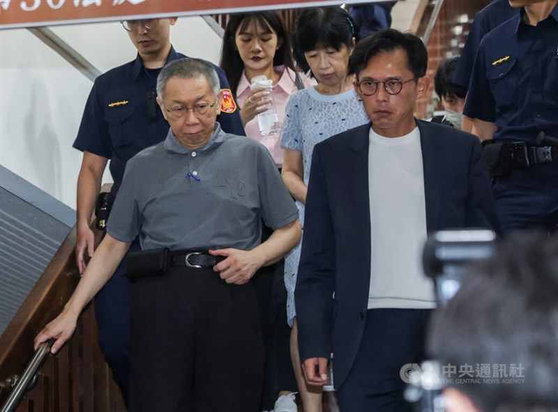 Taiwan People's Party Chairman Huang Kuo-chang (right) accompanies former Taipei Mayor Ko Wen-je (left) out of the Taipei District Court on Monday evening. CNA photo Sept. 15, 2025