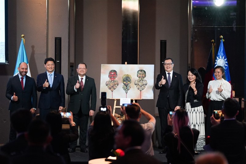 Deputy Foreign Minister Chen Ming-chi (third right) and Guatemala's ambassador to Taiwan Luis Raúl Estévez López (third left) unveil an art exhibit featuring a Guatemalan artist's paintings at a reception in Taipei on Monday to celebrate Guatemala's 204th Independence Day. CNA photo Sept. 15, 2025