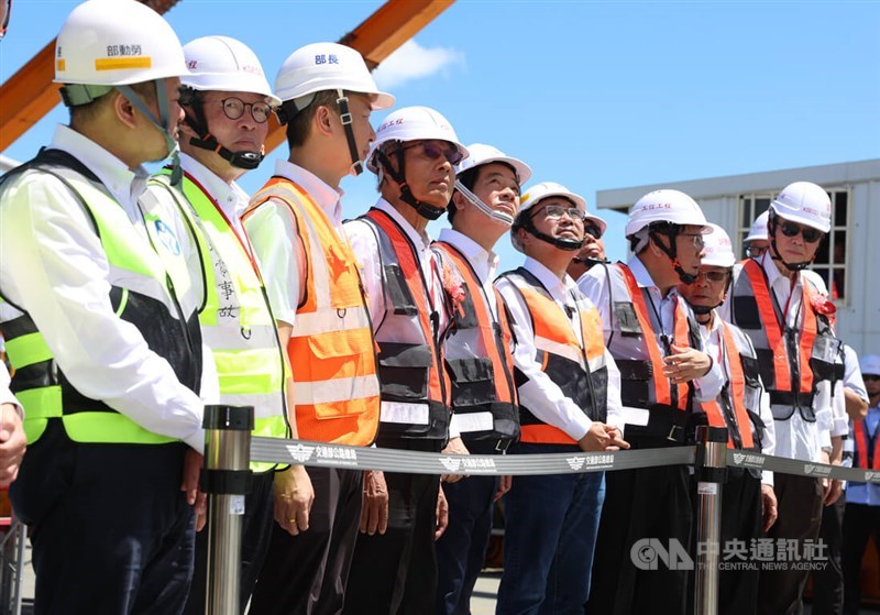 President Lai Ching-te (fifth left) and New Taipei Mayor Hou Yu-ih (sixth left) witness the installation of the Danjiang Bridge's last piece. CNA photo Sept. 16, 2025