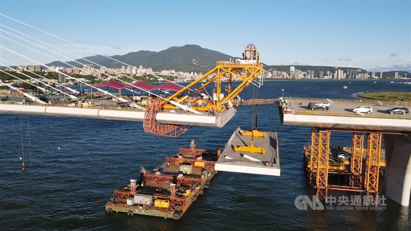 The last piece is lifted onto the bridge Monday before installation. CNA photo Sept. 15, 2025