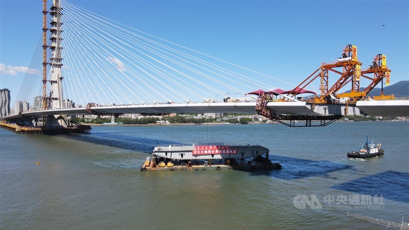 A ship carrying the last piece of the Danjiang Bridge arrives at the bridge on Monday to prepare for its installation. CNA photo Sept. 15, 2025
