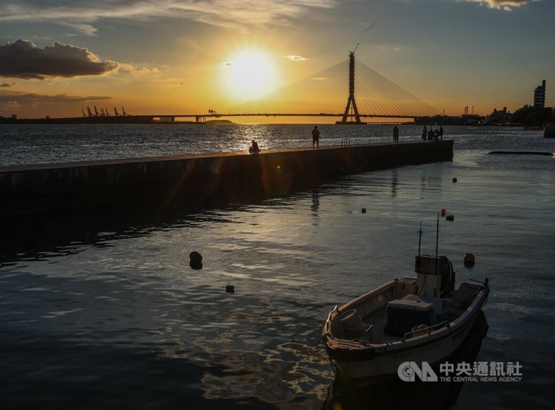 The sunset casts over the newly built Danjiang Bridge in New Taipei on Wednesday. CNA photo Sept. 17, 2025