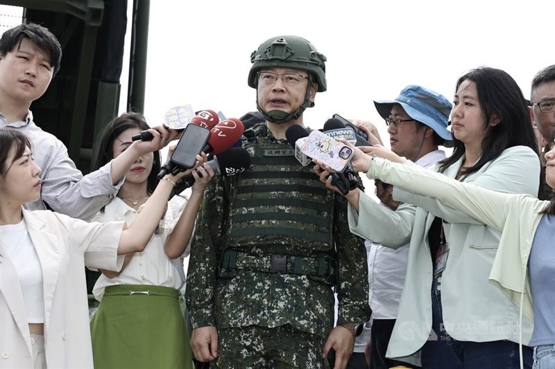 Sun Li-fang (center), head of the Ministry of National Defense's Administration Office. CNA file photo
