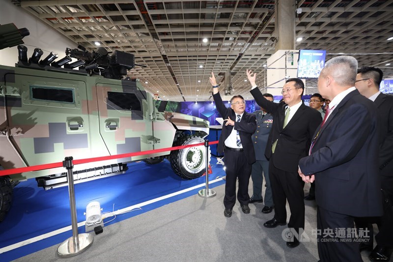 Defense Minister Wellington Koo visits a tank in TADTE in Taipei on Thursday. CNA photo Sept. 17, 2025
