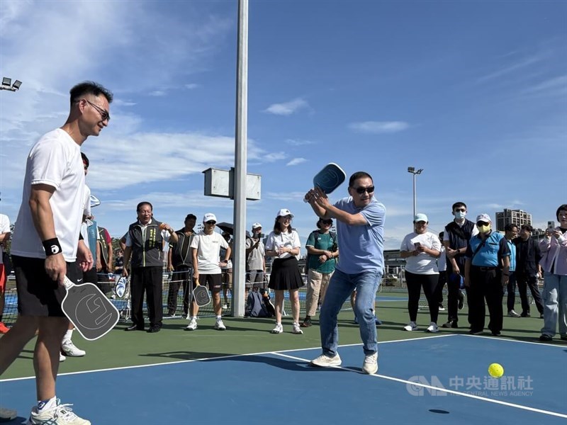 New Taipei Mayor Hou Yu-ih makes a serve in Taiwan's first riverside pickleball center in New Taipei on Friday. CNA photo Sept. 19, 2025 