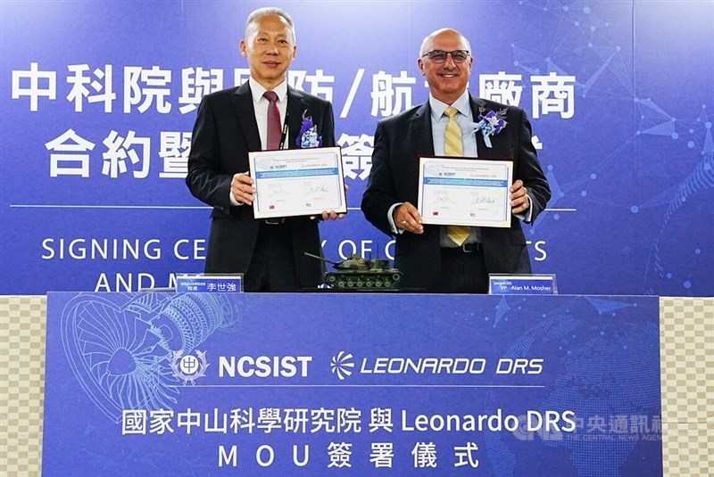 NCSIST President Li Shih-chiang (left) signs an MOU with Leonardo DRS Vice President Alan M. Mosher in Taipei on Thursday. CNA photo Sept. 18, 2025