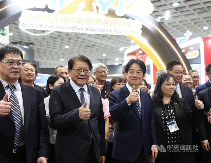 President Lai Ching-te and Presidential Office Secretary-General Pan Men-an pose for a photo at TADTE in Taipei on Friday. CNA photo Sept. 19, 2025