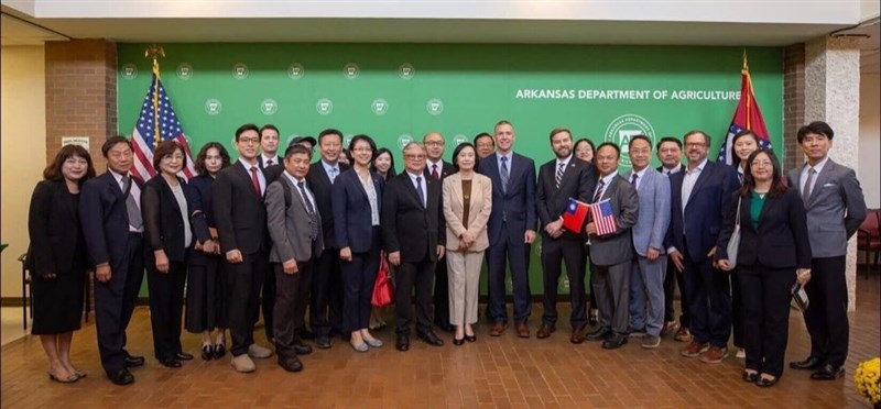 Taiwan's Deputy Minister of Agriculture Tu Wen-jane (center, in white suit) leads the "2025 Taiwan Agricultural Trade Mission -- Soybean and Corn Subgroup" to Little Rock, Arkansas, from Thursday to Saturday. Photo courtesy of Taiwan's Houston office