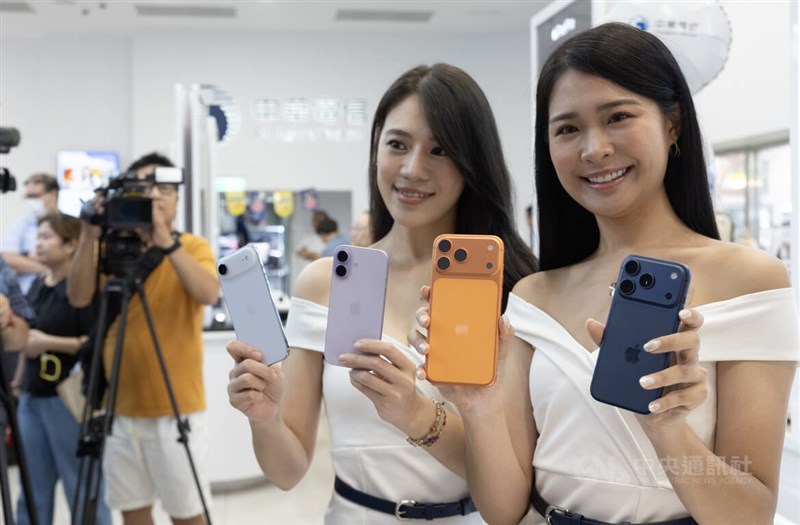 Chunghwa Telecom showcases the newly launched iPhone models by Apple Inc. in Taipei on Friday. CNA photo Sept. 19, 2025