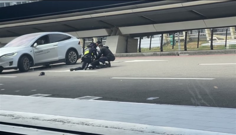 Aviation police officers arrested an unlicensed taxi driver outside Taoyuan Airport on Saturday morning after he refused inspection and attempted to flee while soliciting passengers. (courtesy photo) Sept. 20, 2025
