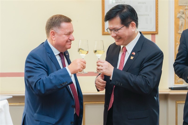 Foreign Minister Lin Chia-lung (right) toasts and exchanges greetings with former Austrian parliamentarian Werner Amon during his visit to Austria on Friday. (Photo taken from Lin's Facebook page)