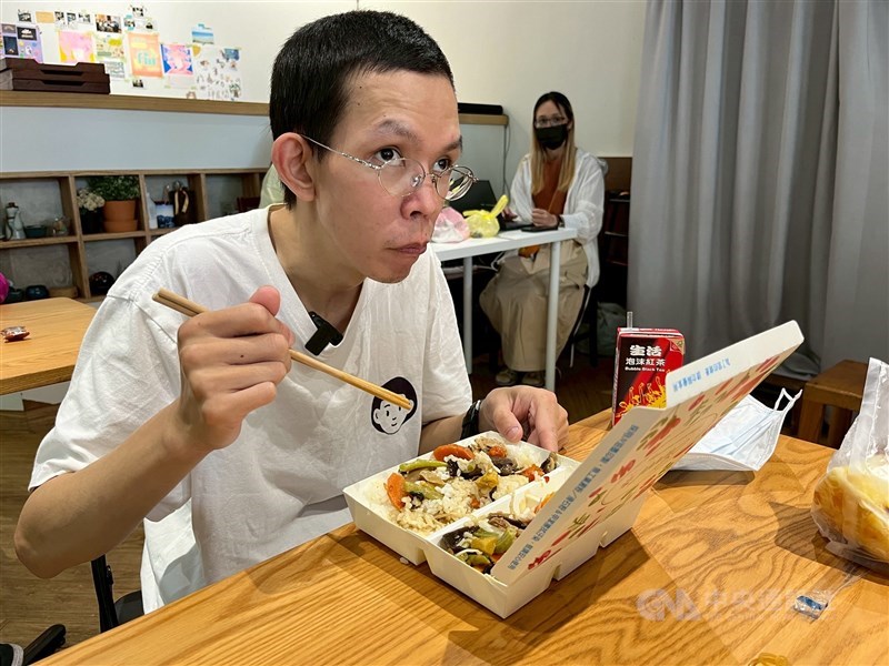 Chang Yun-hsiang eats a boxed meal from the soup kitchen, which he says contains a variety of vegetables. CNA photo Sept. 20, 2025