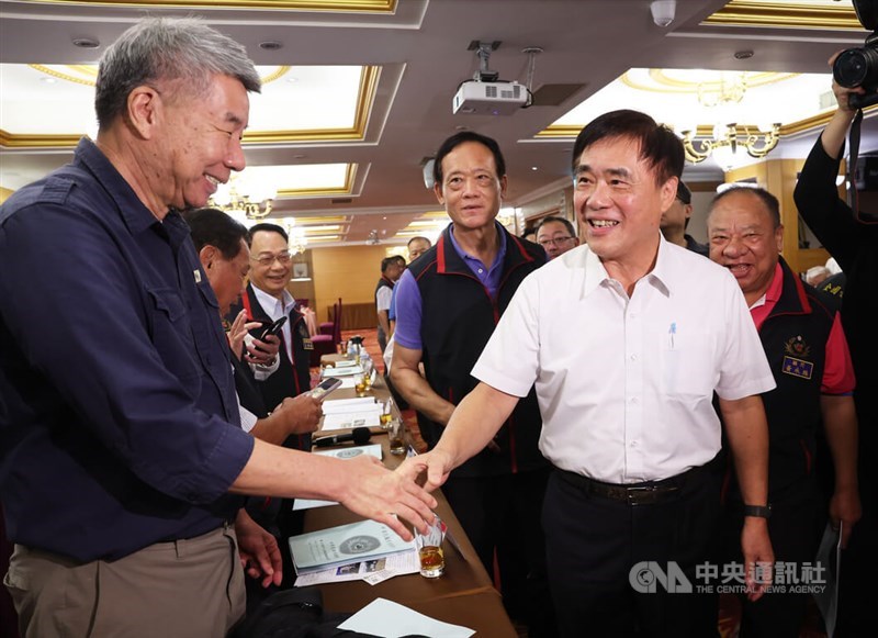 KMT chairman candidates Chang Ya-chung (left) and Hau Lung-bin (right) shake hands at a public event on Sunday. CNA photo Sept. 21, 2025