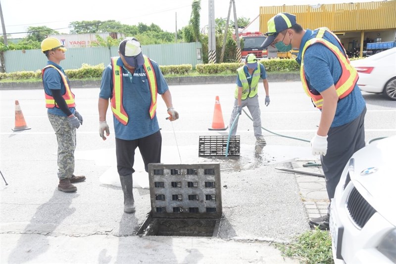 Hualien County engineers inspect drains and sewage on Sunday in preparation of Typhoon Ragasa. Photo courtesy of the Hualien County Government