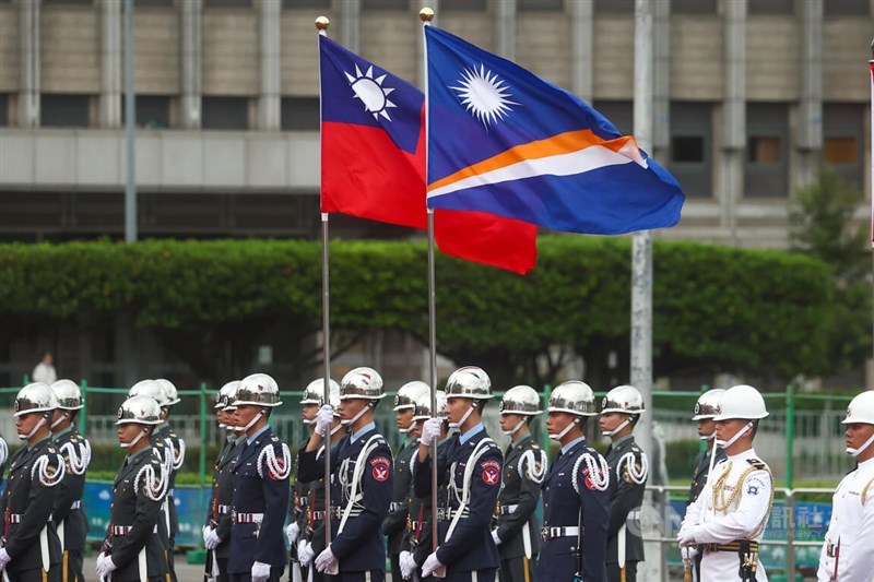 The flags of the Republic of China (Taiwan) and the Marshall Islands are honored side-by-side at a state event in Taiwan in this CNA file photo