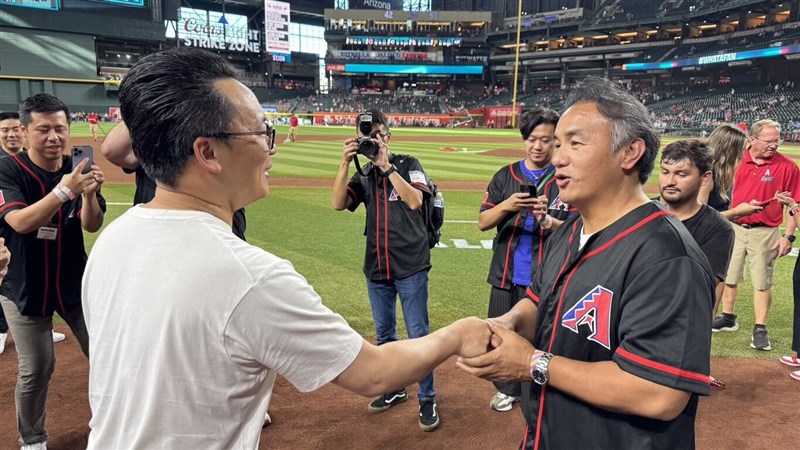 Baseball legend Chang Tai-shan (right) greets Chen Han-ming (left), president of Taiwan-based China Airlines, at the Arizona Diamondbacks' home game on Saturday (U.S. time) to promote the carrier's direct Taipei-Phoenix flights. Photo courtesy of China Airlines