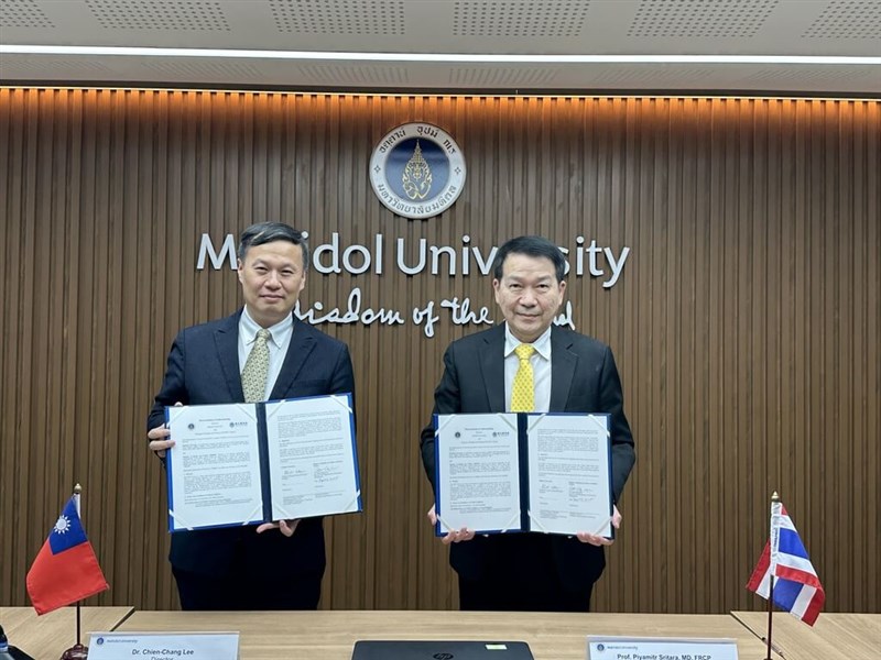 Lee Chien-chang (left), director of Taiwan's Ministry of Health and Welfare's Department of Information Management, signs a memorandum of understanding with Piyamitr Sritara (right), President of Mahidol University in Thailand, on behalf of the two countries to cooperate on validating artificial intelligence medical models, aiming to accelerate the commercialization of smart healthcare technologies. Photo courtesy of the Ministry of Health and Welfare