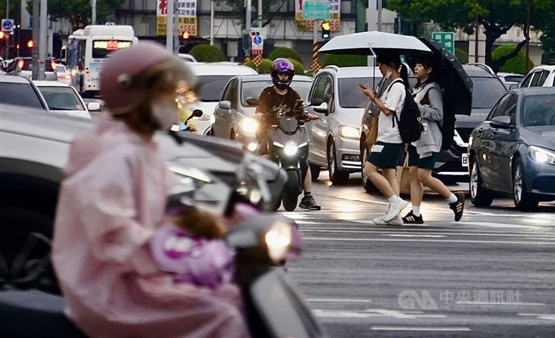 Kaohsiung residents brave through the typhoon on Monday. CNA photo Sept. 22, 2025