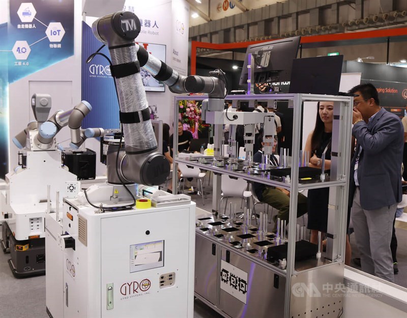 AI-powered machinery demonstrates the manufacturing of chips at SEMICON Taiwan 2025. CNA photo Sept. 10, 2025