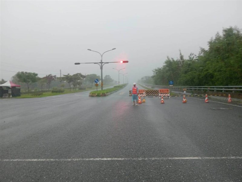 Lane closures are in place on Provincial Highway 9 near Matai'an Bridge Tuesday morning as an upstream landslide lake of Matai'an Creek is expected to overflow due to heavy rain from Typhoon Ragasa. CNA photo Sept. 23, 2025