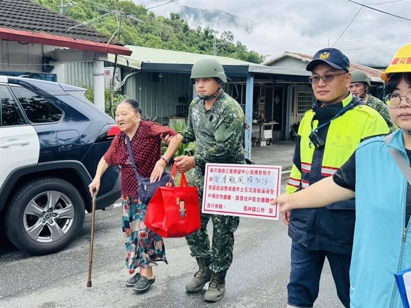 Military and police assist residents with precautionary evacuations in Hualien as Typhoon Ragasa brings heavy rain to the region. CNA photo Sept. 23, 2025