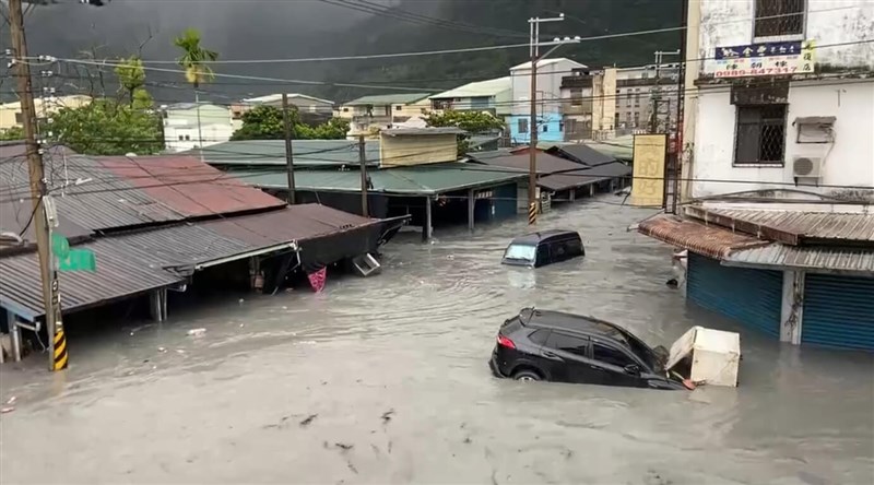 Cars float on the Matai’an Creek barrier lake flood waters in Hualien on Tuesday. Photo courtesy of a private contributor Sept. 23, 2025