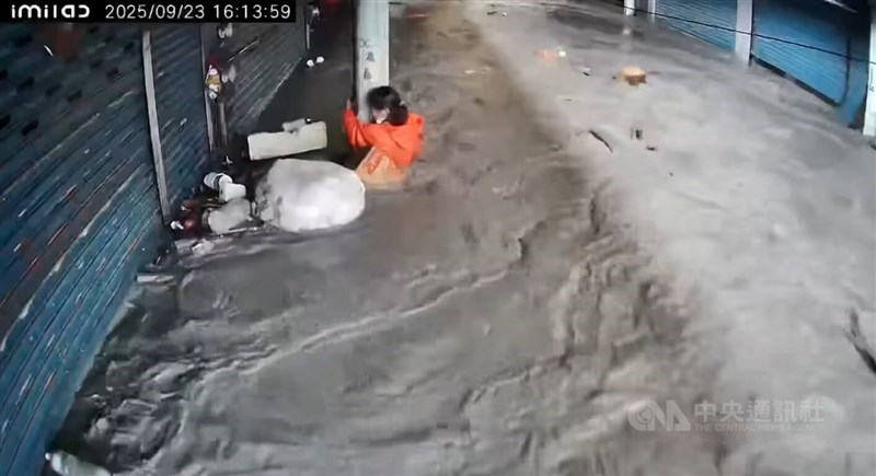 A woman survived the powerful floodwaters from a surge of Matai'an Creek Barrier Lake in Guangfu Township, Hualien County, on Tuesday by clinging to a pillar. Image courtesy of the Facebook page Hualienese (花蓮人)